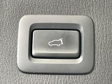 【パワーバックドア】スマートキーや運転席のボタンを押すだけでリアゲートが自動で開閉します!荷物を持っている時や、高い位置にあるバックドアを閉める際に便利な機能です♪