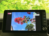 停車中にテレビ番組を視聴でき、待ち時間を車内で過ごす際にも便利です。画面上で番組の映像を楽しめる装備を備えており、日常のさまざまな場面で活用できます。