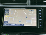 現在地や周辺の道路を画面で確認でき、目的地設定や地図の表示変更にも対応しています。慣れない場所へ向かう際も、ルート確認に役立つ装備です。