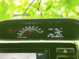 速度や各種車両情報を確認できるメーターを配置し、必要な表示を運転席から見渡しやすい構成です。走行前や停車時にも情報を確かめやすく、日々の運転を支えます。