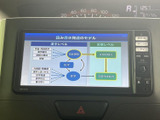 画面には文字や図を含む映像が表示され、停車中にテレビや映像を視聴できる装備です。お出かけ先で待ち時間がある際にも、車内で過ごす時間を有効に使えます。