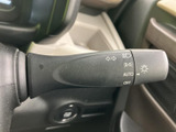レバーには操作位置が文字やマークで表示され、運転席から内容を確認しやすい仕様です。必要なときに手元で操作でき、日々の運転をスムーズにサポートします。