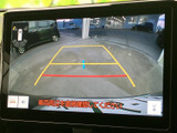 車両後方の映像とガイドラインが画面に表示され、駐車時の後方確認をサポートします。周囲の様子を画面で確かめながら操作できるため、駐車スペースへの出し入れをより安心して行えます。