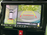 後方の映像に加え、車両周辺を上から見た表示と目安線を確認できます。駐車時や狭い場所での取り回しを、画面で確認しながら行える便利な装備です。