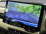 後方の様子をモニターで確認でき、駐車や後退時の周囲確認をサポートします。目視とあわせて画面を活用することで、車庫入れや狭い場所での取り回しにも役立つ装備です。
