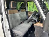運転席まわりには十分なスペースがあり、大柄な方でもゆったり運転していただける環境です。