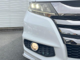 【LEDヘッドライト】悪天候や夜間走行時も良好な視界を確保し安心して運転できる高輝度LEDヘッドライトを装備!点灯速度が早く、消費電力も抑えられています。