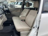 前席は明るい色合いでまとめられ、運転席と助手席が横並びのすっきりした配置です。視界を遮りにくい開放感があり、日々の移動でも落ち着いて過ごせる室内です。