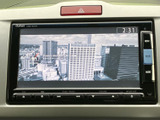 テレビ番組の映像を画面で視聴でき、停車中の待ち時間も車内で過ごしやすくなります。画面は見やすい位置に配置され、休憩時に映像を楽しみたい方にも便利な装備です。