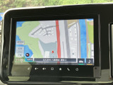 地図を画面いっぱいに表示し、現在地や周辺の道路を確認できます。縮尺や表示内容も画面上で見やすく、目的地までの道順を調べる際に便利。慣れない場所へのお出かけにも役立ちます。