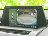 後方の様子をモニターで確認でき、駐車時の周囲確認をサポート。ガイド表示も備わり、車庫入れや狭い場所での駐車を落ち着いて行いたい方に便利です。