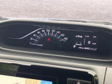 速度やシフト位置、燃料残量などを運転席から確認できるメーター表示です。必要な情報がまとまっており、走行前や停車中に車両の状況を把握しやすい配置になっています。