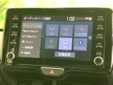 画面のメニューからラジオやテレビ、ディスク、Bluetoothなどを選べる構成です。項目が画面上に整理され、音源を切り替える際も内容を確認しながら操作できます。日常使いに便利です。