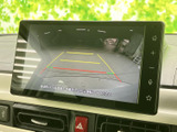 後方の様子を画面で確認でき、駐車時の周囲確認をサポートします。目安となるガイドラインも表示されるため、後退時の距離感をつかみたい場面で役立ちます。