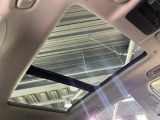 【パノラマルーフ】大型のガラスルーフ搭載で車内の解放感が一気にアップ!開放的なドライブをお楽しみいただけます。