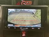 後方の様子を画面で確認でき、駐車時の後退をサポートします。ガイドラインも表示されるため、周囲を目視しながら位置合わせを行う際に役立ちます。