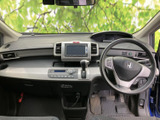 前方へ広がるフロントガラスと見通しのよい運転席まわりで、周囲を確認しやすい空間です。シートや足元もゆとりがあり、毎日の移動を快適に過ごせます。