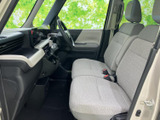 前席は見通しのよい運転席まわりと、左右に並ぶシートが特徴です。布地の座面が広く、足元にもゆとりが感じられるため、乗り降りの際も快適にお使いいただけます。