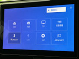 FM・AMラジオやテレビ、CDなどのメニューが並び、使いたい音源を画面から選びやすい構成です。交通情報やBluetoothなども選択肢にあり、日々の移動に合わせて便利に活用できます。