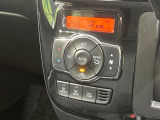 【オートエアコン】一度お好みの温度に設定すれば、車内の温度を検知し風量や温度を自動で調整。暑い&hellip;寒い&hellip;と何度もスイッチ操作をする必要はありません。快適な車内空間には必須の機能ですね♪