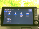 音源や交通情報などのメニューが画面に整理され、必要な項目を確認しやすい構成です。iPodやUSB、Bluetooth Audioにも対応し、日々の移動に合わせて使い分けられます。