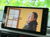 停車中にテレビ映像を視聴できる画面を備えています。休憩時間に番組を楽しみたいときにも活用でき、画面表示で操作内容を確認しやすい便利な装備です。