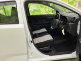 運転席まわりは前方の視界が広く、座ったままメーターや前方を確認しやすいレイアウトです。シートは明るい部分と黒の組み合わせで、足元もすっきりとまとまっています。