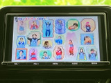 テレビ番組を画面で楽しめる装備です。停車中の待ち時間などに映像を視聴でき、車内で過ごすひとときにも便利。お出かけ先での休憩時にも活用いただけます。