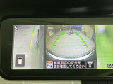 後方の映像と車両周辺の様子を画面で確認でき、駐車時の安全確認をサポートします。ガイド線も表示されるため、後退時の距離感をつかみやすく、車庫入れや駐車場での操作に役立ちます。