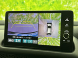 後方映像に加えて車両周辺を俯瞰した表示も確認でき、駐車時の周囲確認を助けます。画面上のガイド線も目安になり、後退しながら状況を把握しやすい装備です。
