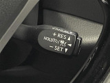 【レーダークルーズコントロール】従来のクルコンの機能に加え、先行車に接近すると、安全な車間距離を保ちながら先行車の車速に合わせ追従するシステム。