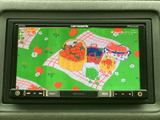 停車中にテレビ番組などの映像を視聴でき、休憩時間を過ごす際にも活用できます。画面には映像が表示されており、同乗者と一緒に楽しめるエンターテインメント装備です。