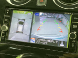 後方映像に加えて車両周囲の表示も確認でき、駐車時の位置合わせをサポートします。ガイドラインを目安に後方の状況を確かめられるため、狭い場所での駐車にも便利です。