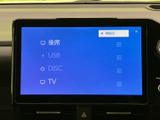 後席やUSB、ディスク、テレビなど、利用したい音源を一覧から選べる画面です。項目が見やすく整理され、必要なメニューを選びやすいため、日常の移動中も扱いやすい構成です。