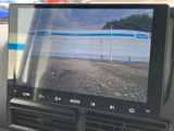 後方の様子を画面で確認できるため、駐車場での後退や車庫入れを落ち着いて行いたい方に便利です。周囲を確認しながら、日々の駐車をサポートします。
