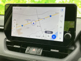 地図上に現在地や周辺の道路が表示され、目的地検索や拡大縮小も画面から行えます。案内を確認しながら行き先を設定でき、初めての場所への移動にも役立ちます。
