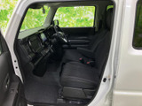 前席は視界を遮りにくい開放的な室内で、運転席から助手席まで見渡しやすい配置です。座席や足元の空間も確かめながら、乗車時の印象をご覧ください。