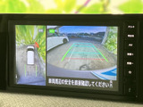 車両周辺と後方の様子を画面で確認でき、駐車時の安全確認をサポートします。目安となるガイド線も表示されるため、駐車スペースへの出し入れや周囲の確認に便利です。