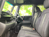 前席は左右に並んだ座席とゆとりある足元が見渡せ、運転席から助手席まで開放感のある空間です。窓から外の様子を確認しやすく、同乗者との会話もしやすい配置です。