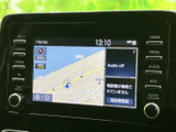 地図とオーディオ情報をひと目で確認できる画面を備え、周辺の確認や音源選びを車内で行えます。ボタン配置も見やすく、日常のお出かけをサポートします。