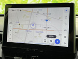 地図が大きく表示され、現在地周辺の道路や施設名を画面上で確認できます。目的地検索や各種メニューへの表示もまとまっており、行き先を調べる際に便利にお使いいただけます。