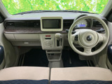 前席から左右に広がるダッシュボードは、明るい色合いで車内をすっきりとした印象にまとめています。フロントガラス越しに前方を見渡しやすく、運転席と助手席の視界も開放的です。