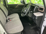 運転席と助手席は横並びで、ゆったりとした視界が広がります。明るい色合いのシートと整理された足元で、乗り込む方にも過ごしやすい空間です。