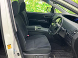 前席は視界が広く、運転席と助手席それぞれにゆとりを感じられる配置です。シートや足元は落ち着いた色合いでまとまり、乗り降りの際にも室内全体を見渡しやすい空間です。