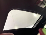 【サンルーフ】開放感たっぷりの希少装備、サンルーフが装着されています!車内に明かりを取り入れたり景色を楽しむ以外にも、車内の空気も簡単に換気できて快適です!