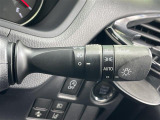【オートライト(AUTO)】外の明るさをシステムが感知して、自動でヘッドライトが点灯します。ヘッドライトをつけ忘れを防ぐ便利機能です。