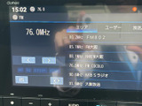 FMラジオの周波数や受信局を画面で確認でき、一覧から選局できます。音質に関する設定項目も表示され、タッチ操作と画面下のボタンで使い分けやすい構成です。