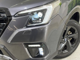 【LEDヘッドライト】悪天候や夜間走行時も良好な視界を確保し安心して運転できる高輝度LEDヘッドライトを装備!点灯速度が早く、消費電力も抑えられています。