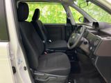 前席は視界が広く、運転席まわりまで見渡しやすいレイアウトです。座面と背もたれにゆとりがあり、乗り降りもしやすい印象。落ち着いた色合いで清潔感があります。