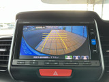 後方の様子を画面で確認でき、駐車時や車庫入れの際に周囲を把握するのに役立ちます。ガイド線も表示されるため、車両の向きや距離感を確認しながら操作できます。